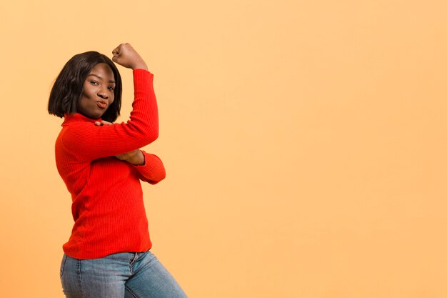 Vooraanzicht zekere vrouw in studio