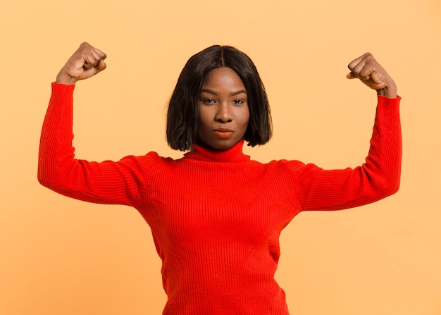 Vooraanzicht zekere vrouw in studio