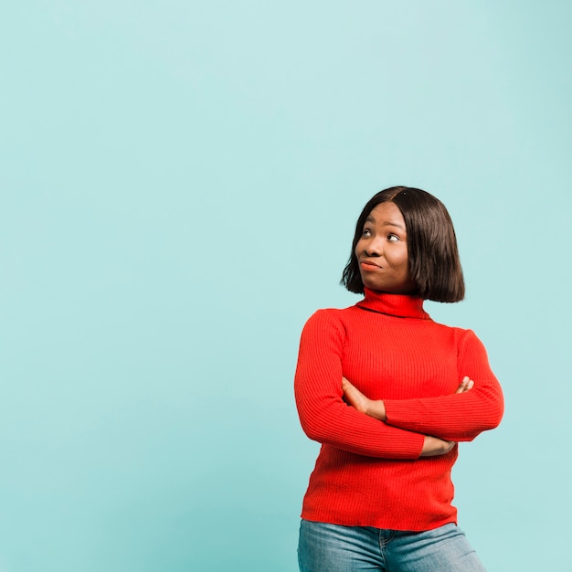 Vooraanzicht zekere vrouw in studio