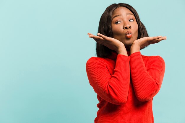 Vooraanzicht zekere vrouw in studio