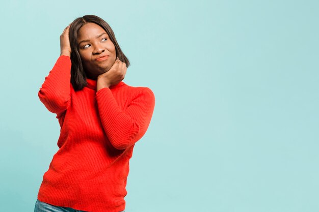 Vooraanzicht zekere vrouw in studio