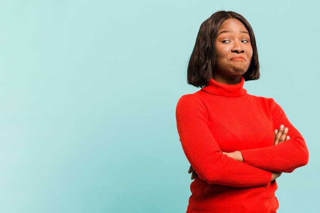 Vooraanzicht zekere vrouw in studio