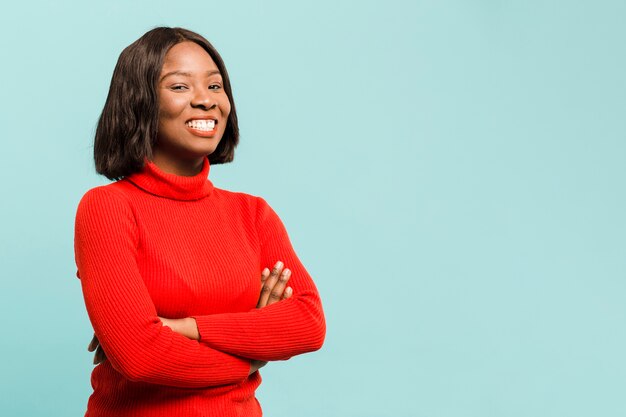 Vooraanzicht zekere vrouw in studio