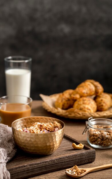 Vooraanzicht zelfgemaakte muesli op tafel