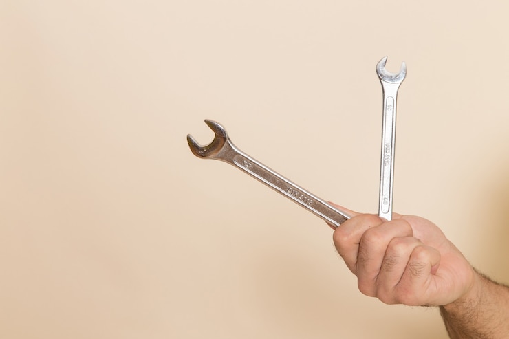Gratis Foto vooraanzicht zilveren gereedschap door mannetje op witte achtergrond gereedschap instrument mannetje