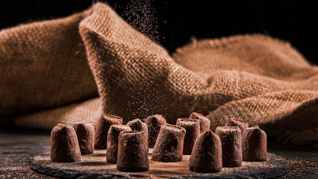 Vooraanzicht zoete chocolade assortiment op donkere bord