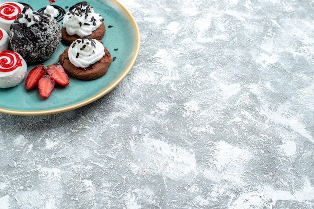 Vooraanzicht zoete kleine cakes verschillende zoete koekjes op witte ruimte