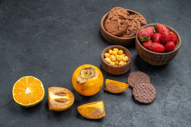 Vooraanzicht zoete koekjes met fruit op donkere achtergrond