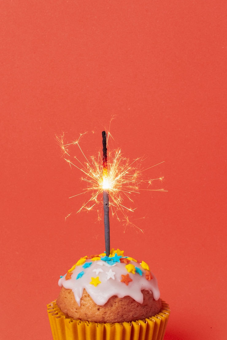 Gratis Foto vooraanzicht zoete verjaardag cupcake