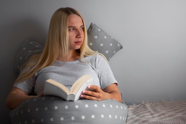 Vooraanzicht zwangere vrouw die voedingskussen gebruikt