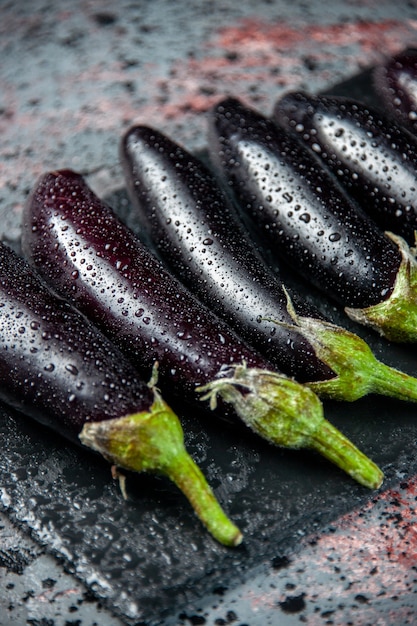 vooraanzicht zwarte aubergines bekleed op lichte achtergrond