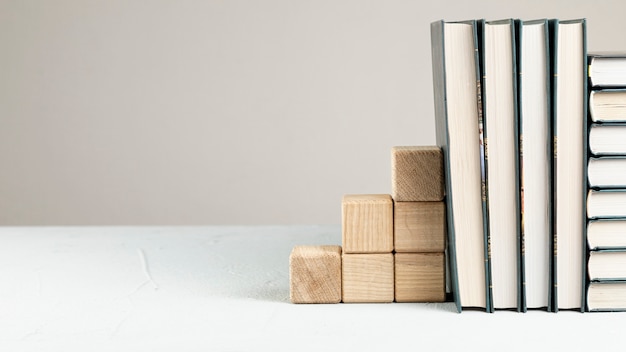Vooraanzichtboeken met houten standaard