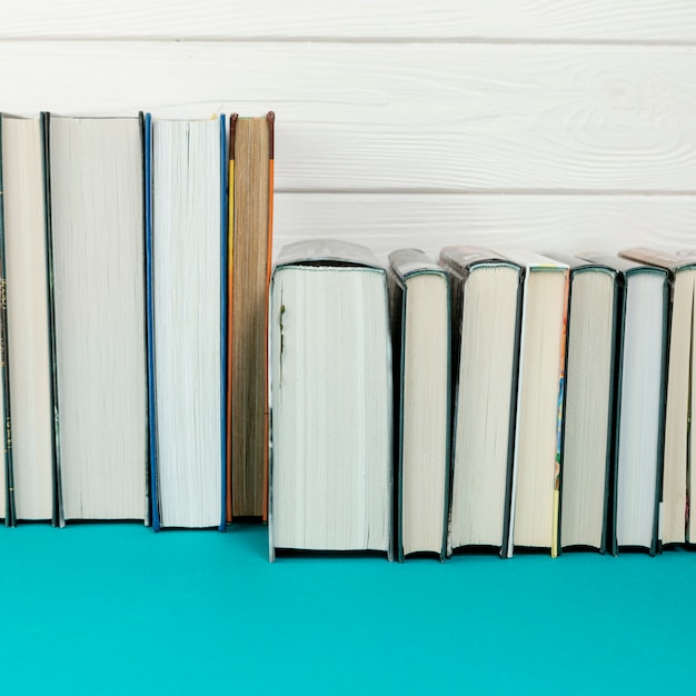 Vooraanzichtboeken op blauwe tafel