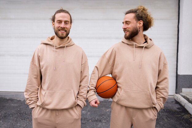 Vooraanzichtbroers met basketbal