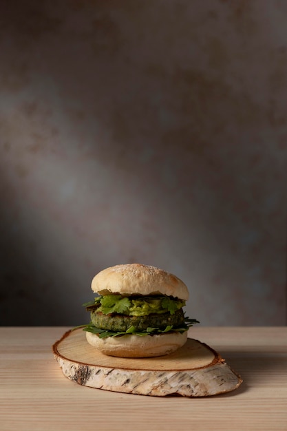 Gratis foto vooraanzichtburger met guacamole en kopie-ruimte