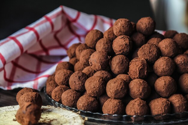 Vooraanzichtchocolade in cacao op een plaat