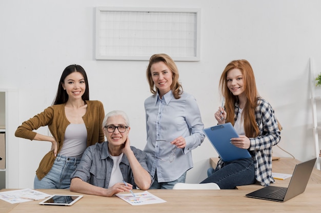 Vooraanzichtgroep mooie vrouwen samen