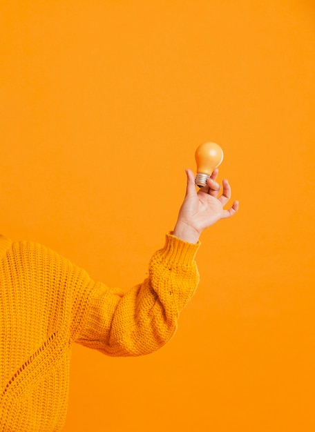 Gratis foto vooraanzichthand met gele bollen