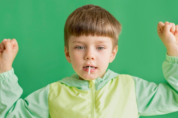 Gratis foto vooraanzichtjongen die lolly eet