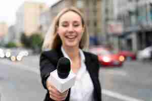 Gratis foto vooraanzichtjournalist die een microfoon vasthoudt
