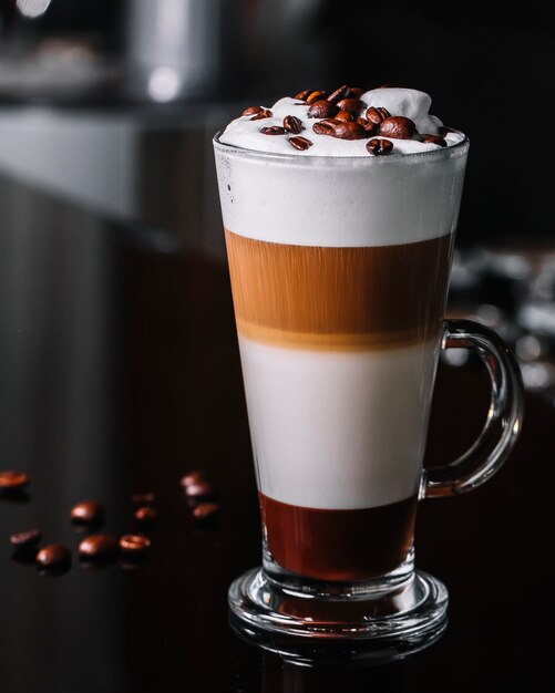 Vooraanzichtkoffie latte met koffiebonen