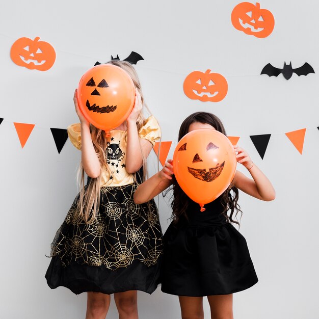 Vooraanzichtmeisjes in heksenkostuum voor Halloween