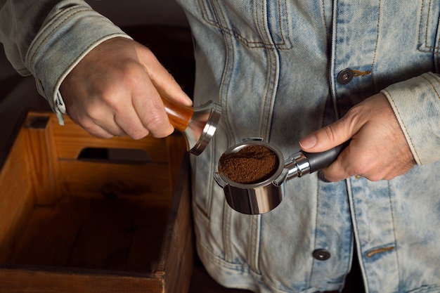 Gratis foto vooraanzichtmens die koffie maakt