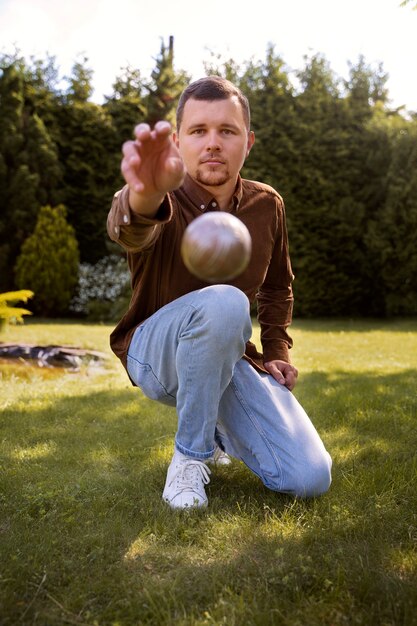 Vooraanzichtmens die sport met bal speelt