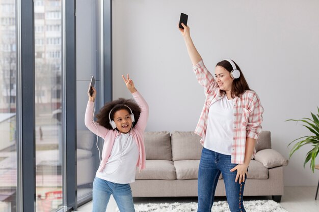 Vooraanzichtmoeder die met haar dochter danst