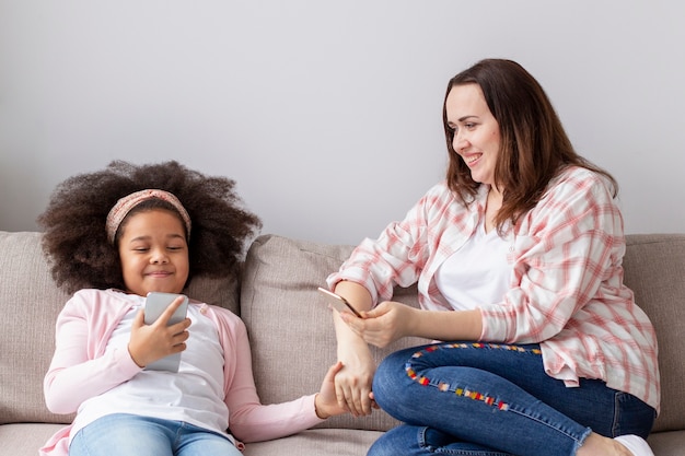 Gratis foto vooraanzichtmoeder en dochter samen thuis