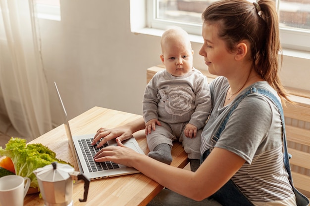 Vooraanzichtmoeder met baby thuis