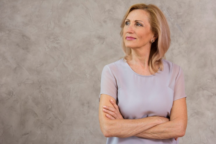 Gratis Foto vooraanzichtportret van hogere vrouw met exemplaarruimte
