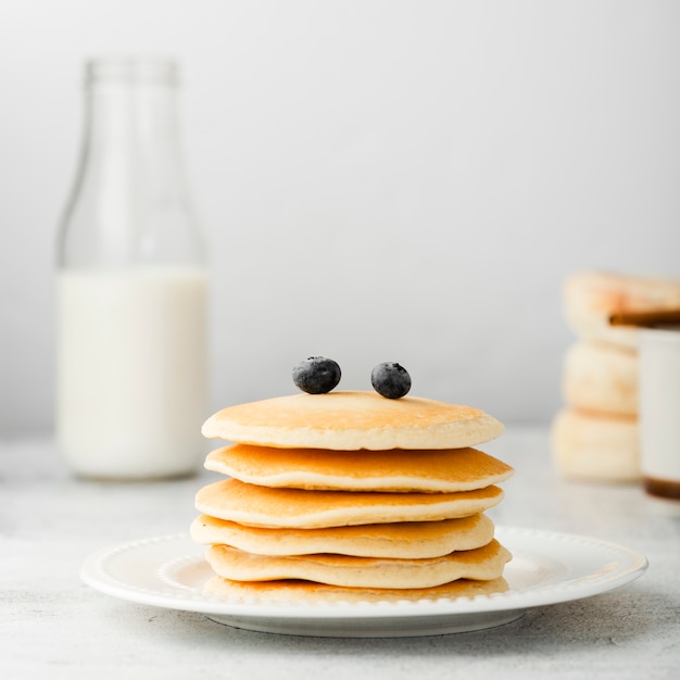 Vooraanzichtstapel pannenkoeken met veenbessen bovenop