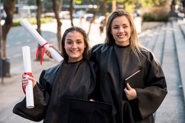 Vooraanzichtvrienden bij hun graduatieceremonie