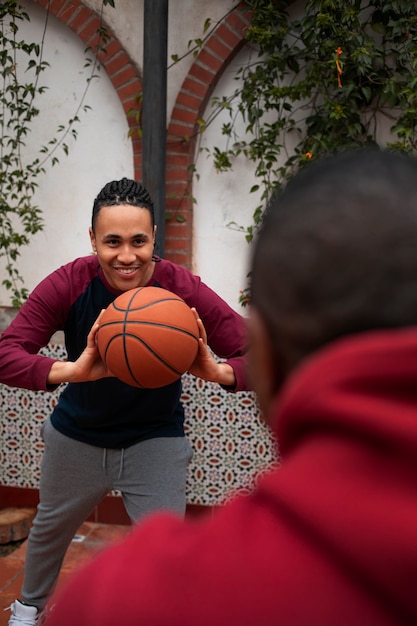 Gratis foto vooraanzichtvrienden die basketbal spelen