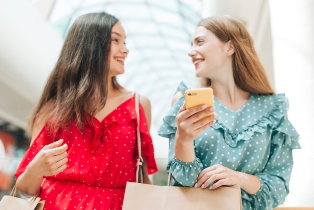 Vooraanzichtvrienden die bij elkaar glimlachen