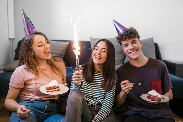 Gratis foto vooraanzichtvrienden die verjaardag vieren