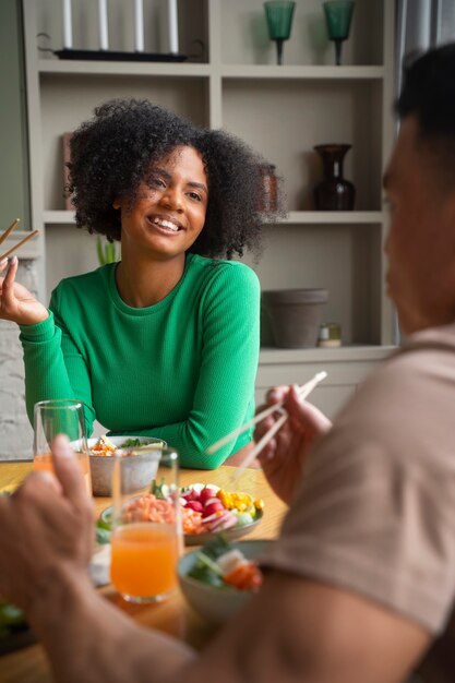 Vooraanzichtvrienden die zalmkommen eten