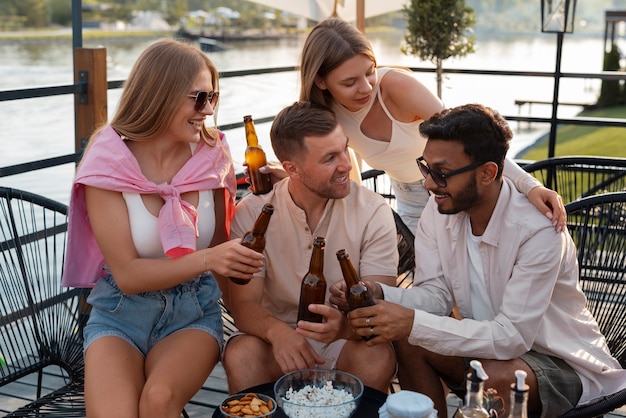 Vooraanzichtvrienden met heerlijke kombucha buitenshuis