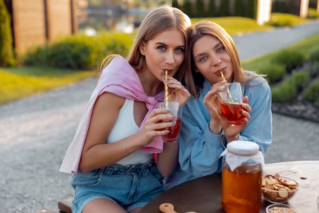 Gratis foto vooraanzichtvrienden met heerlijke kombucha buitenshuis