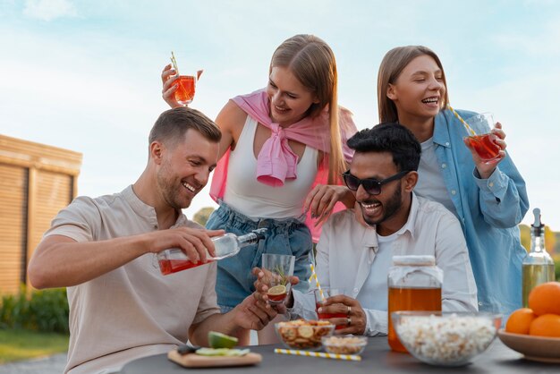 Vooraanzichtvrienden met heerlijke kombucha buitenshuis