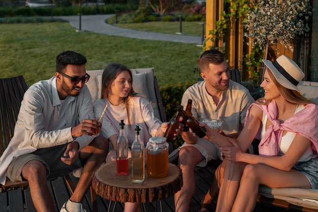 Gratis foto vooraanzichtvrienden met heerlijke kombucha buitenshuis