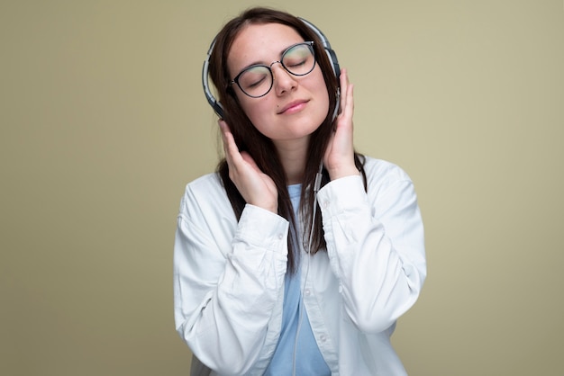 Gratis foto vooraanzichtvrouw die aan muziek luistert