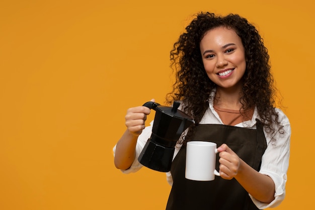 Vooraanzichtvrouw die als barista werkt