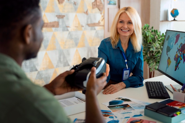 Gratis foto vooraanzichtvrouw die als reisagent werkt