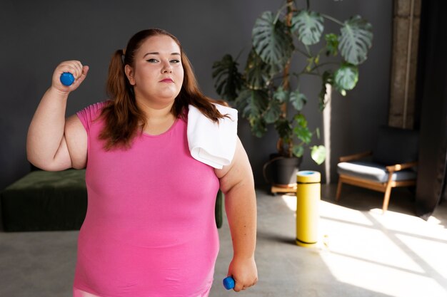 Vooraanzichtvrouw die bij gymnastiek uitoefenen