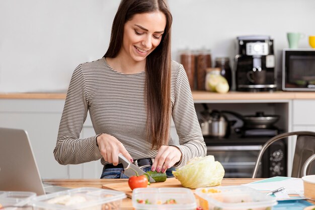 Vooraanzichtvrouw die een lunchpauze binnen nemen