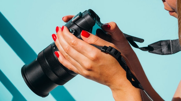 Vooraanzichtvrouw die foto's controleert op camera