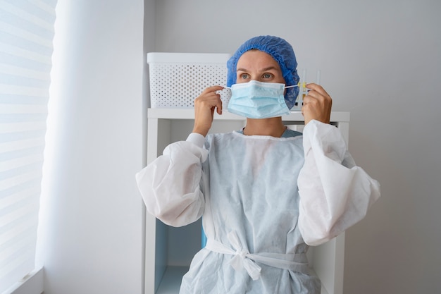 Gratis foto vooraanzichtvrouw die gezichtsmasker opzet