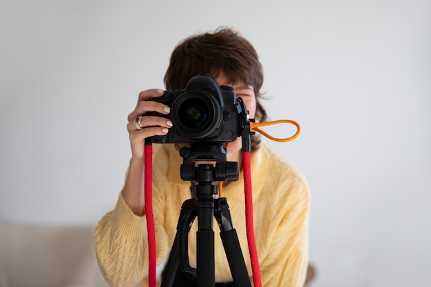 Gratis foto vooraanzichtvrouw die in fotostudio werkt